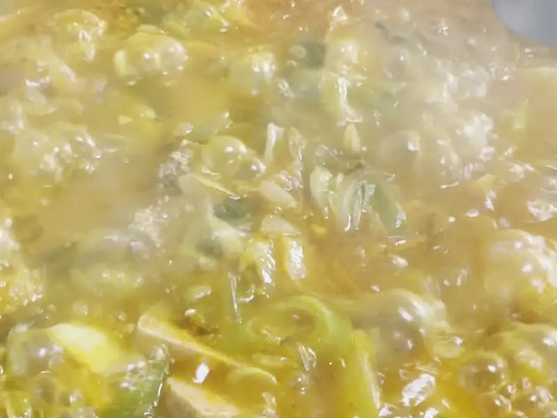 부대찌개 보글보글 끓는 모습