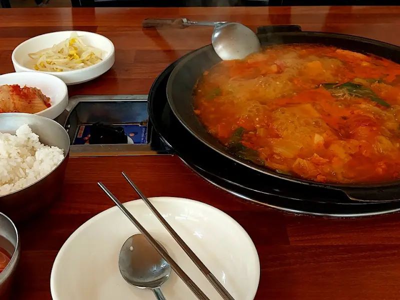 밥과 함께 먹음직스럽게 끓고 있는 부대찌개