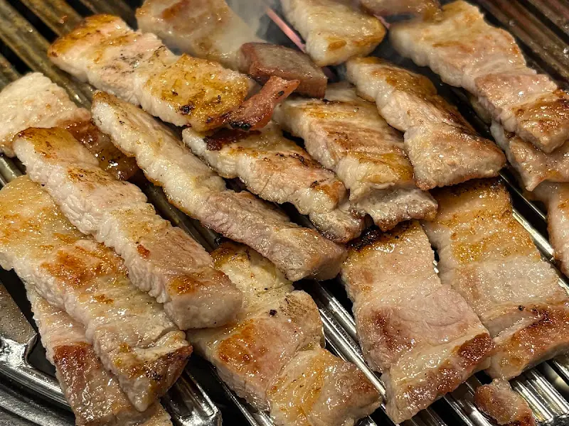 노릇하게 구워진 돼지고기