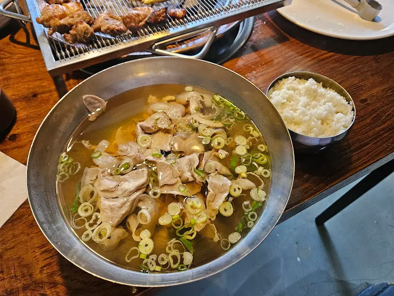 뽀얀 국물이 일품인 암퇘지 곰탕