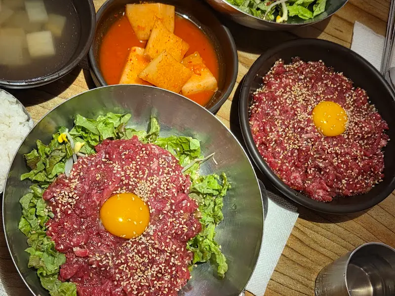 육회비빔밥과 육회