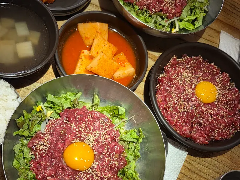 육회비빔밥과 반찬