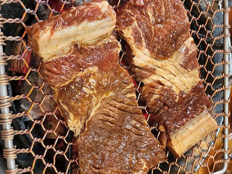 노릇노릇 익어가는 돼지갈비