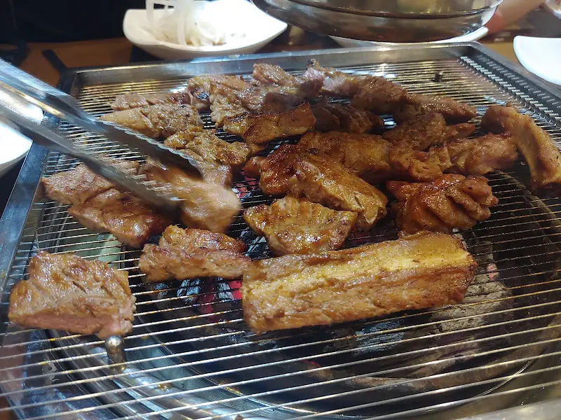 돼지갈비 굽는 모습