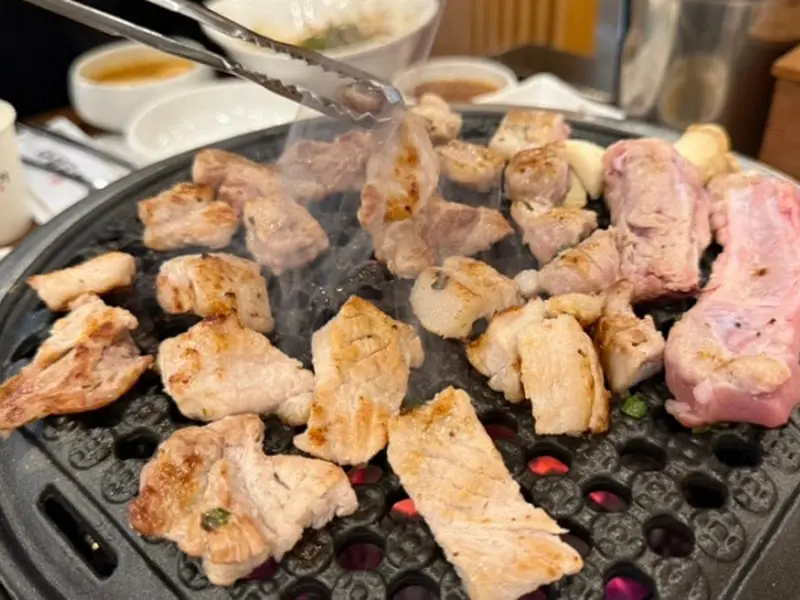 숯불에 구워지는 돼지생갈비