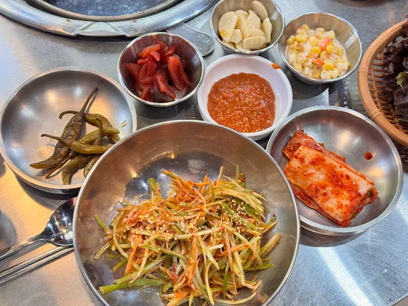 다채로운 밑반찬 라인업