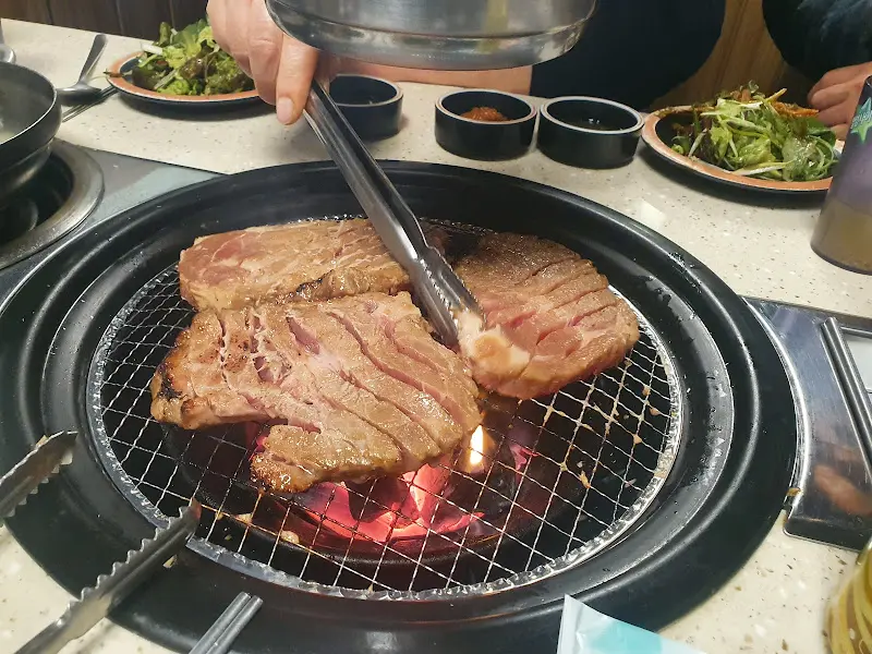 숯불 위에서 익어가는 삼겹살