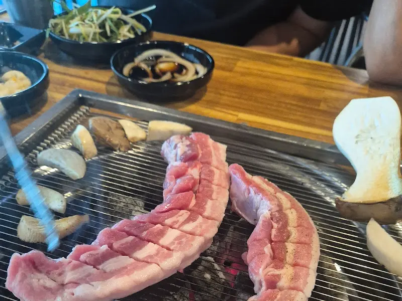 숯불 위에 올려진 삼겹살과 버섯