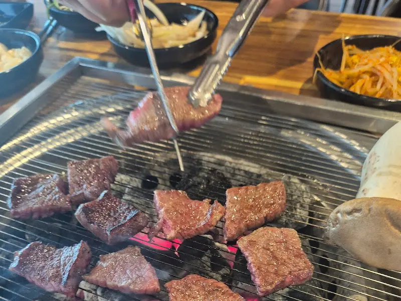 숯불 위에 구워지는 한우 갈비살