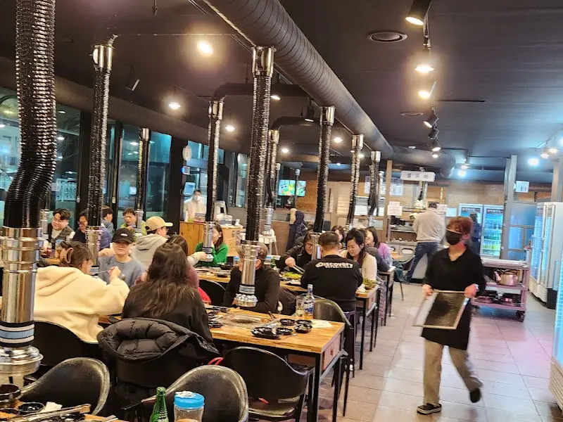 넓은 식당 내부