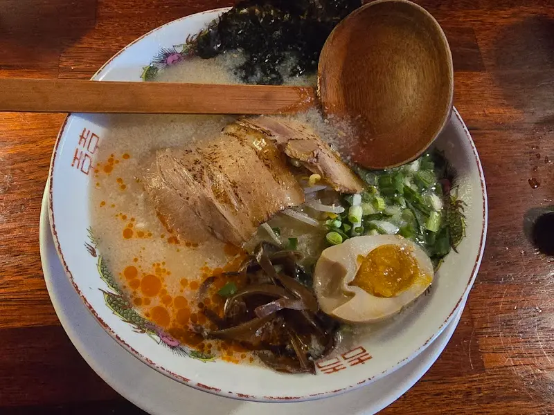 정갈하게 담겨 나온 화이트 라멘