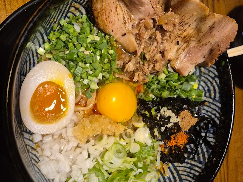 맛있는 라멘과 다양한 토핑