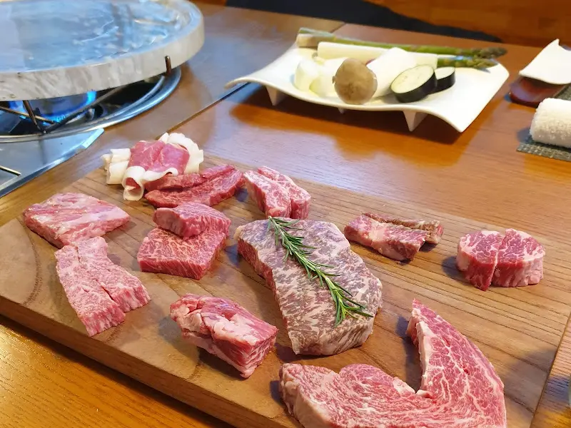 숯불 위에서 구워지는 한우