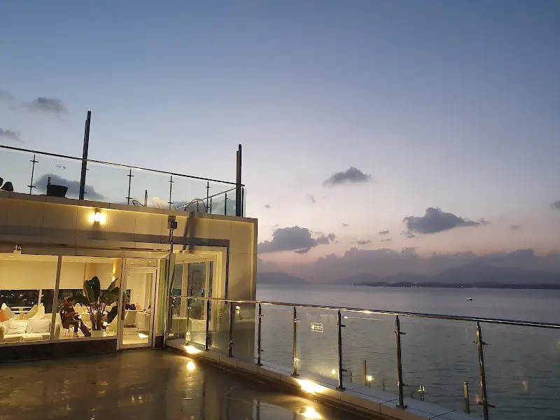 송포1357 루프탑에서 바라본 사천 바다