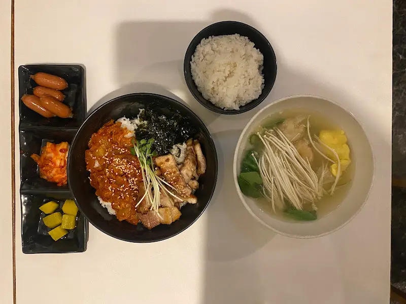 김치삼겹살덮밥과 통새우완탕 한상차림