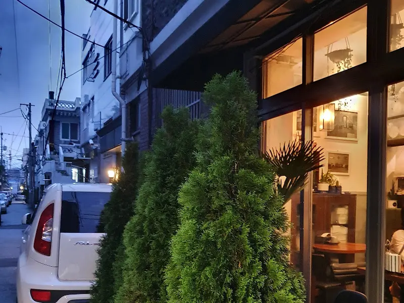 방앗간 외부, 푸르른 식물이 인상적이다