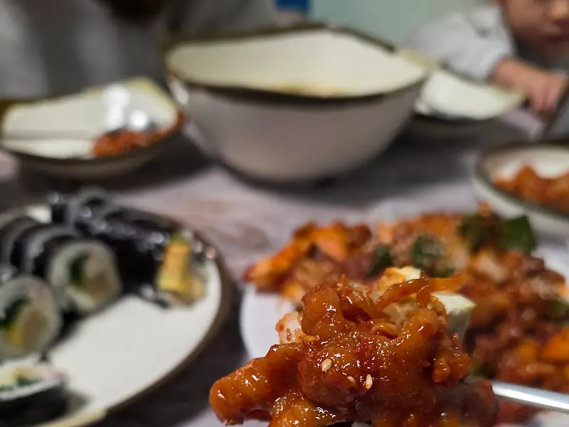 닭똥집, 닭발무침, 김밥 한 상 차림