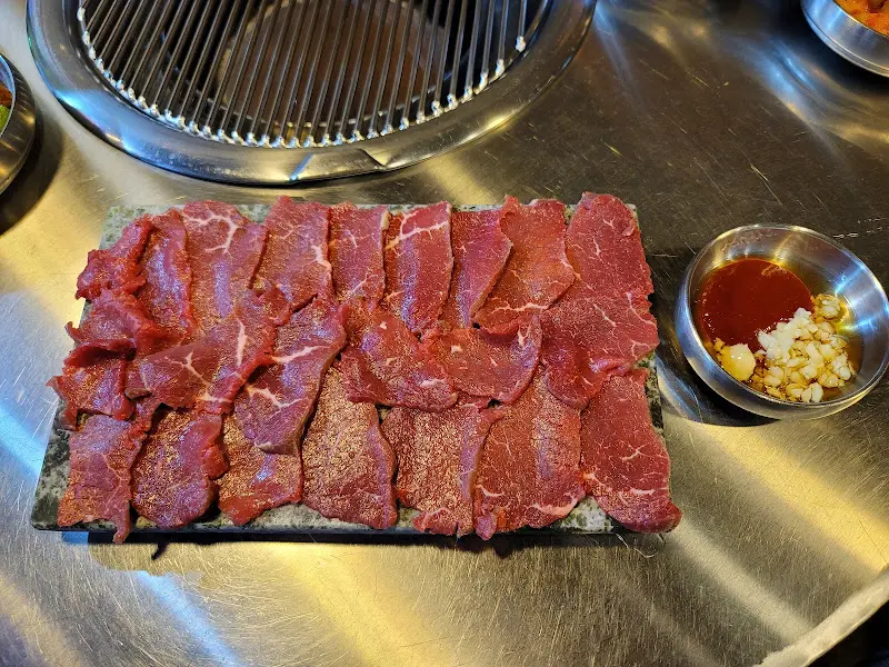 숯불 위에서 익어가는 한우