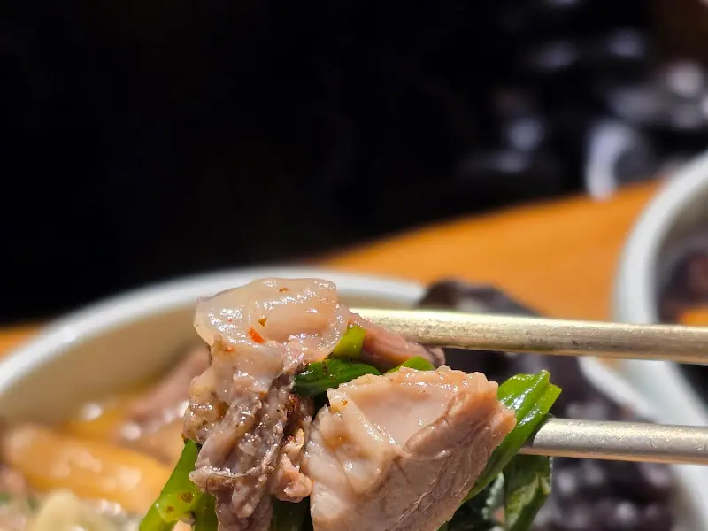 흑염소 고기 한 점