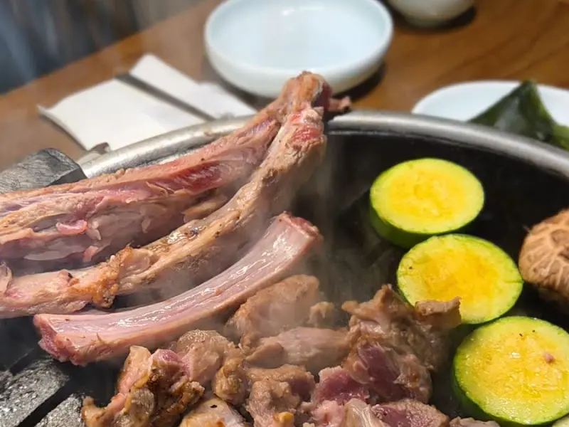 흑염소 뼈대갈비와 구이 채소