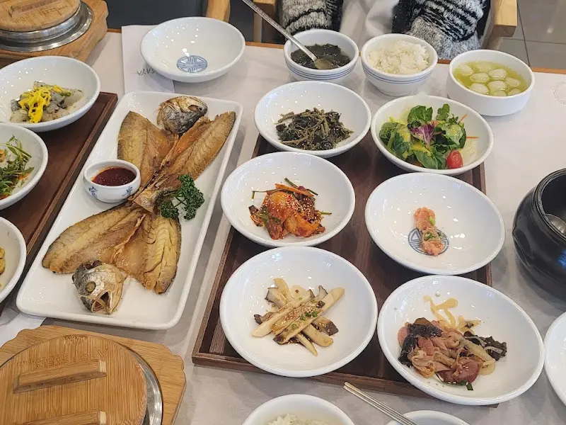 정갈하게 차려진 보리굴비 정식 한 상