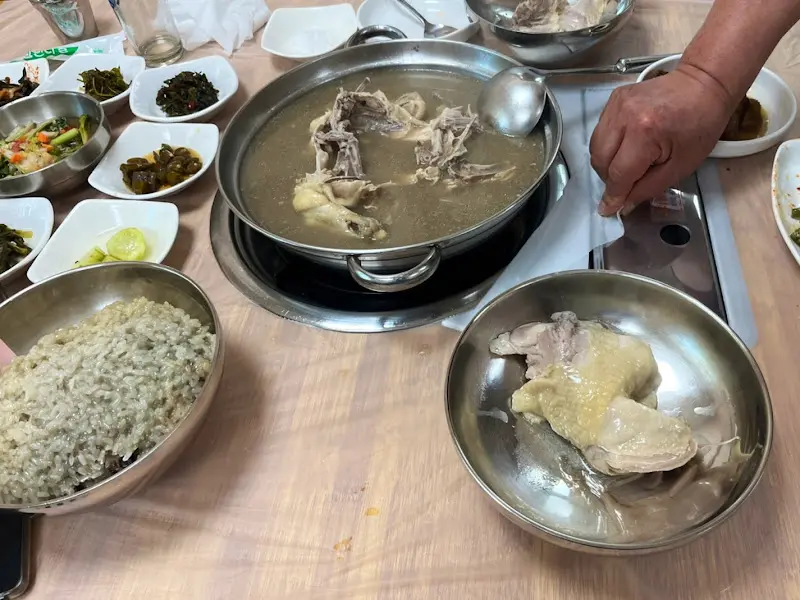 능이백숙 전체 상차림