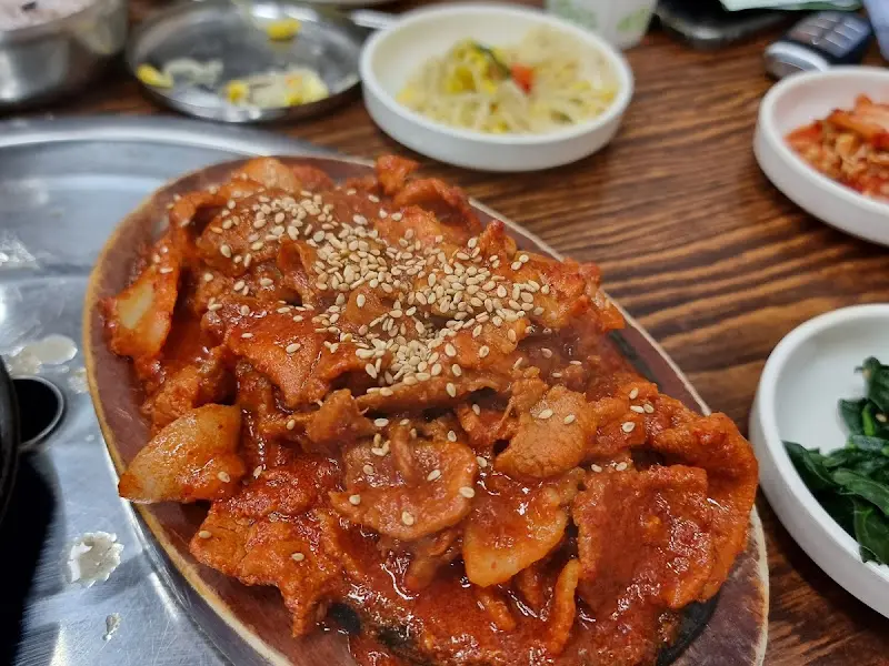 윤기가 좔좔 흐르는 매콤한 주물럭