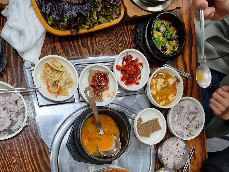 다채로운 쌈 채소와 1인 1우렁쌈장