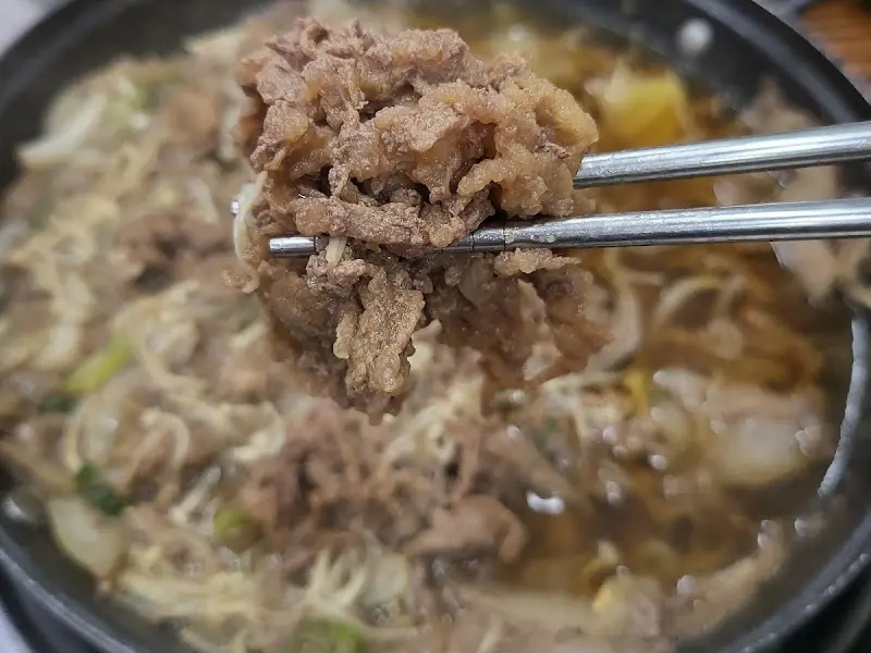 윤기가 자르르 흐르는 주물럭 한 점