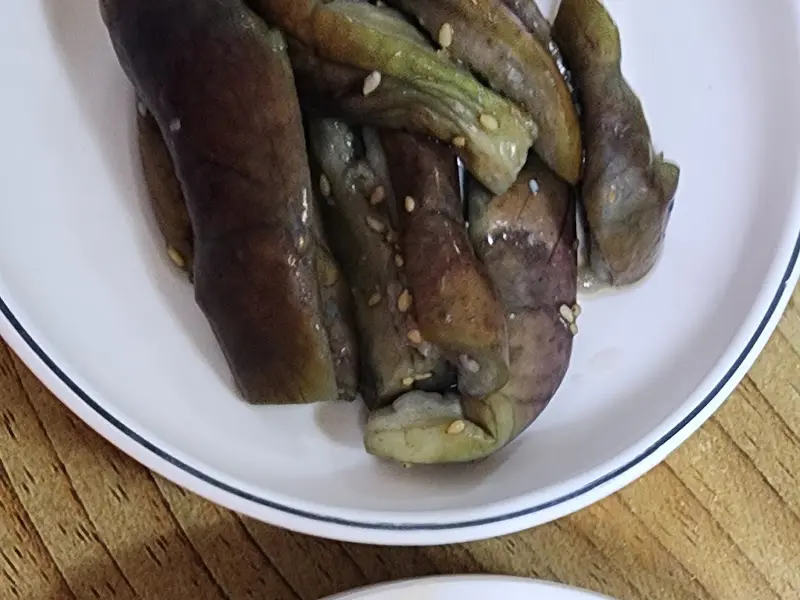 윤기 자르르 흐르는 가지나물