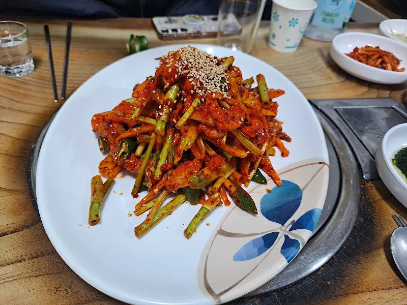 매콤한 양념에 버무려진 꼬막무침