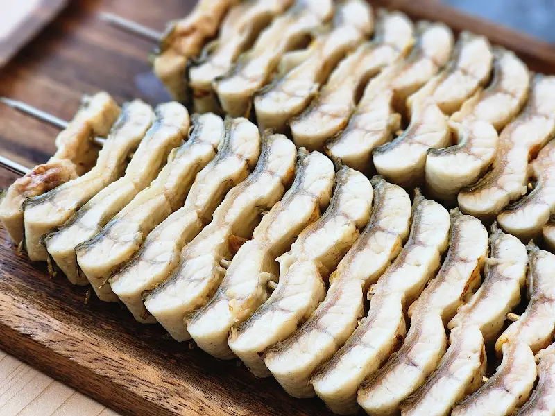 초벌된 장어 꼬치