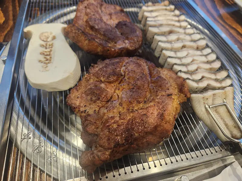 장어와 꽃목살의 환상적인 조합