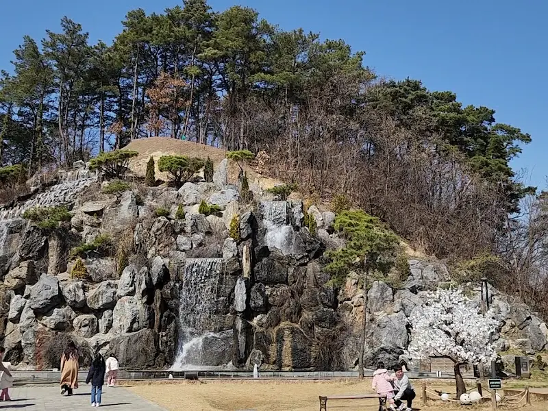 인공 폭포 전경