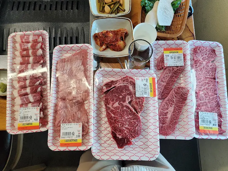 무진장 축산정육식당에서 판매하는 다양한 소고기 모듬