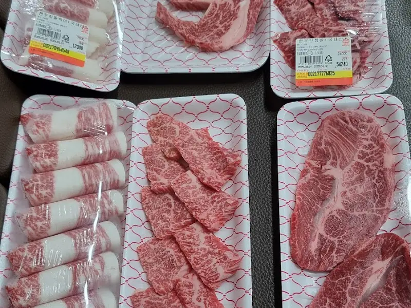 정육식당에서 판매하는 다양한 종류의 고기들