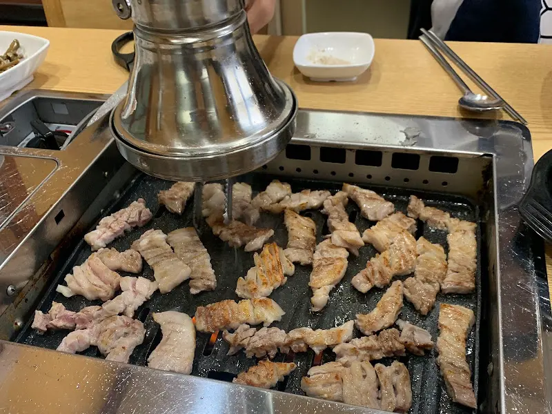 숯불에 구워지는 칼집 삼겹살