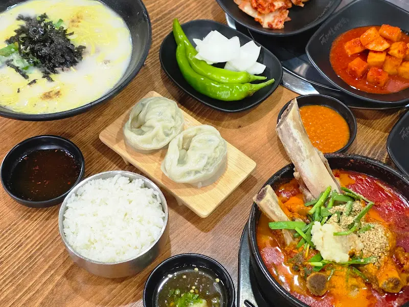 소갈비해장국, 얼큰섞어탕, 고기국수, 왕만두 한상차림