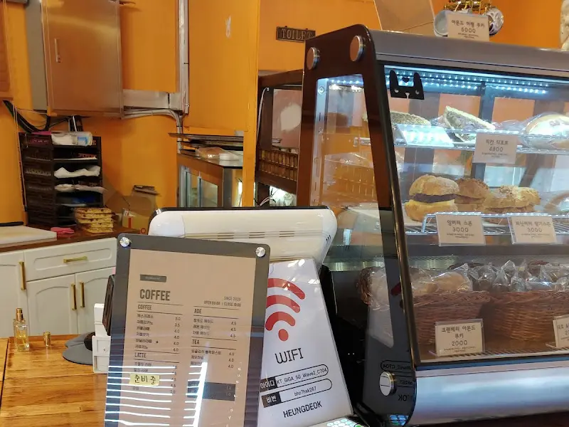 흥덕제빵소 메뉴와 빵 진열대