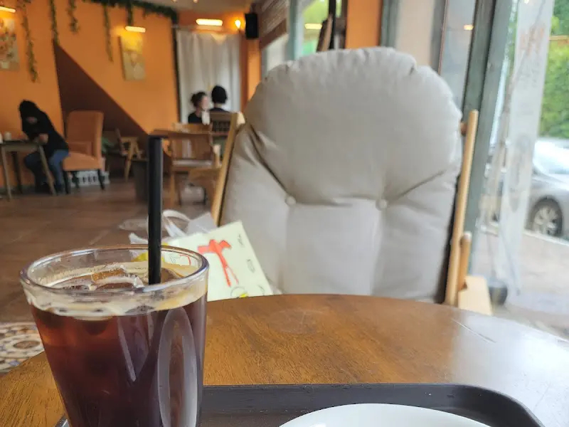 흥덕제빵소 창가 좌석