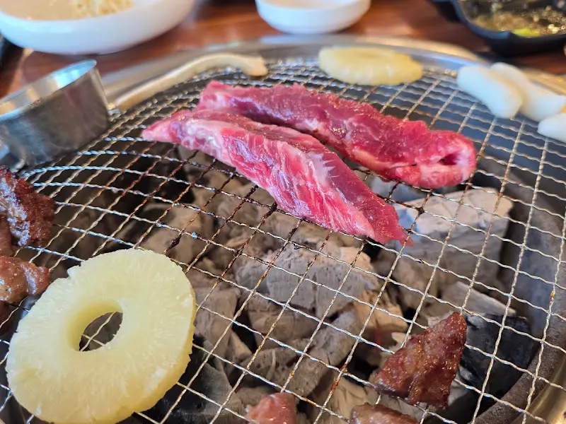 숯불 위에서 익어가는 생소갈비살