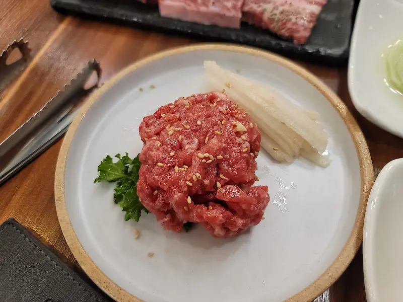 윤기가 좌르르 흐르는 육회