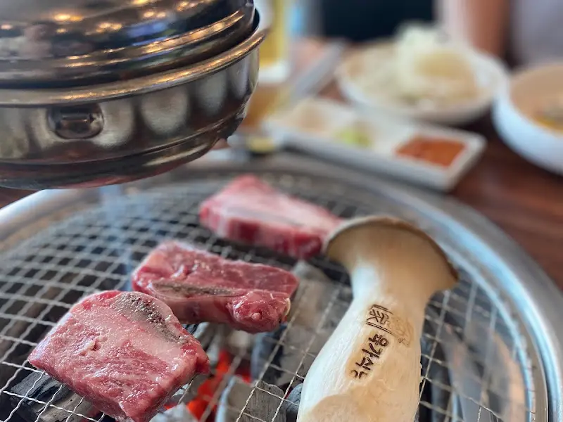 숯불 위에서 익어가는 생갈비