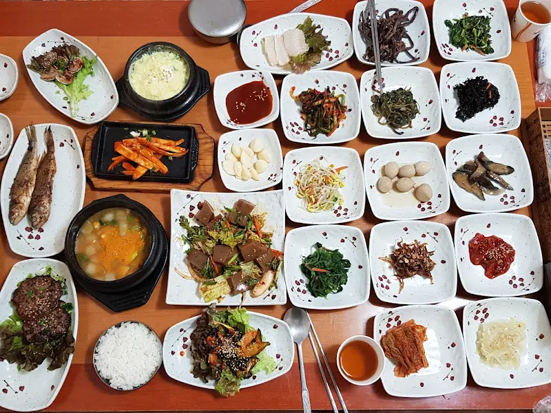 한 상 가득 차려진 산채정식의 다양한 반찬들