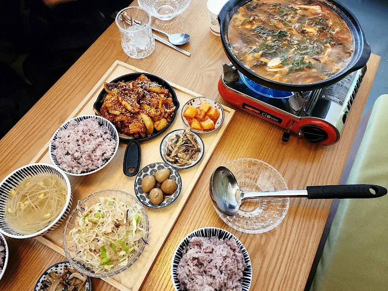 소곱창전골 세트와 쭈꾸미 삼겹살 정식 한상차림