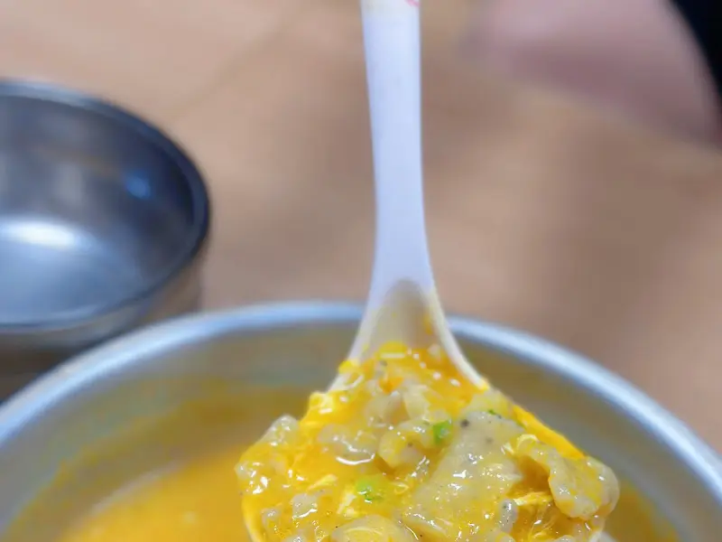 국자로 떠올린 도토리 칼국수 면발