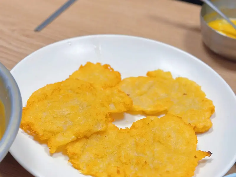 노릇하게 구워진 감자전