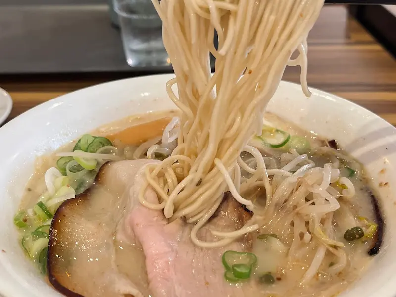 젓가락으로 면을 들어올린 모습