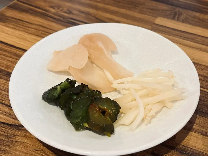 유자 단무지, 초생강, 오이 절임으로 구성된 밑반찬