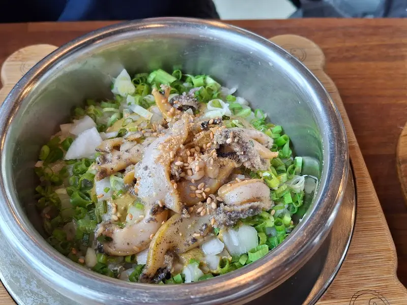 전복솥밥: 윤기가 흐르는 밥과 듬뿍 올려진 전복이 인상적이다.